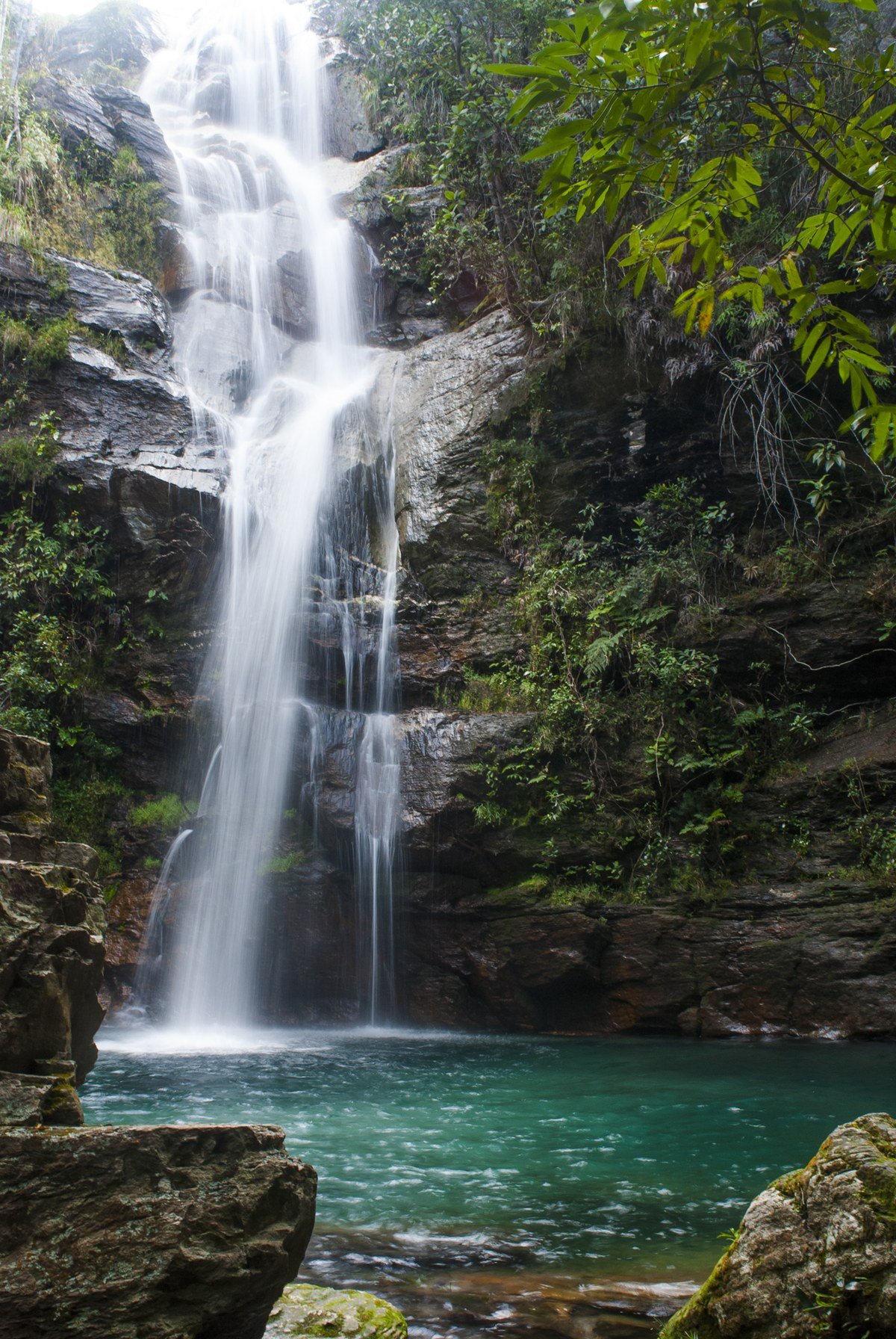 Cachoeira Santa Bárbara em Cavalcante: O Poço Azul-Turquesa da Chapada
